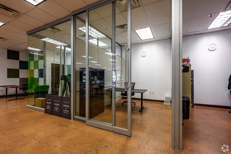 More Photos Of 4545 Spring Valley Rd, Farmers Branch Warehouse For Lease