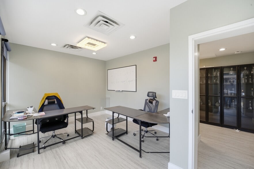 More Photos Of 6800 Fleetwood Rd, McLean Apartments For Sale