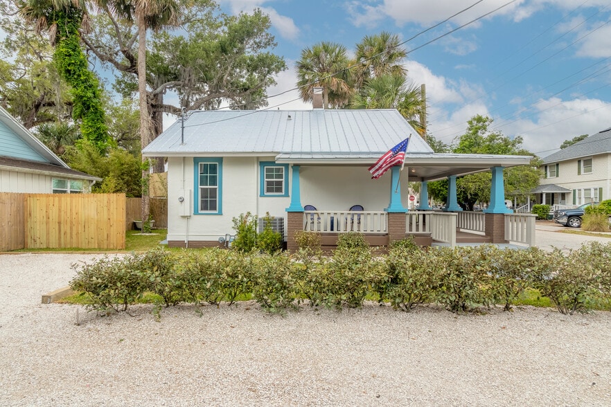 More Photos Of 208 Douglas St, New Smyrna Beach Office Residential For Sale