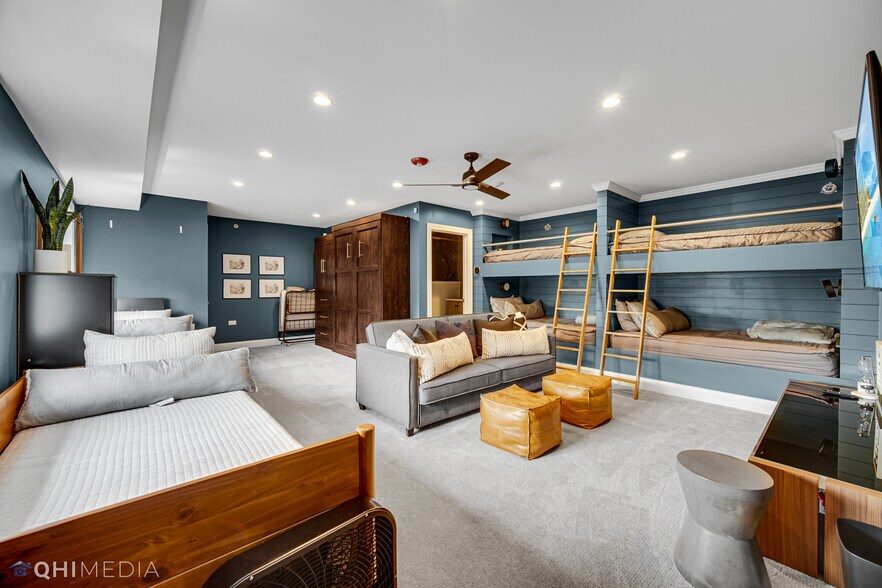 More Photos Of 2108-2260 Ferry Rd, Naperville Showroom For Sale