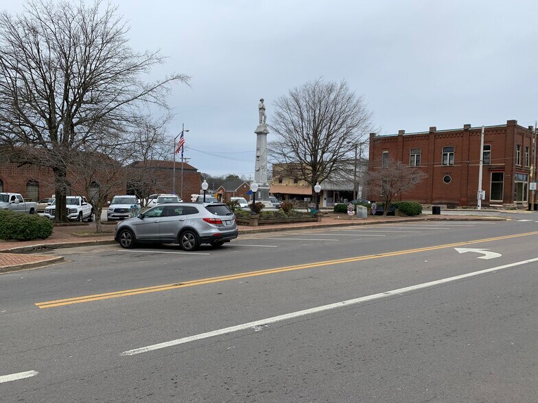 More Photos Of 101 S Main St, Mount Pleasant Storefront Retail Office For Lease