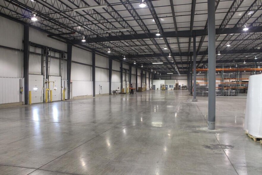 More Photos Of 715 East St, Grinnell Distribution For Lease