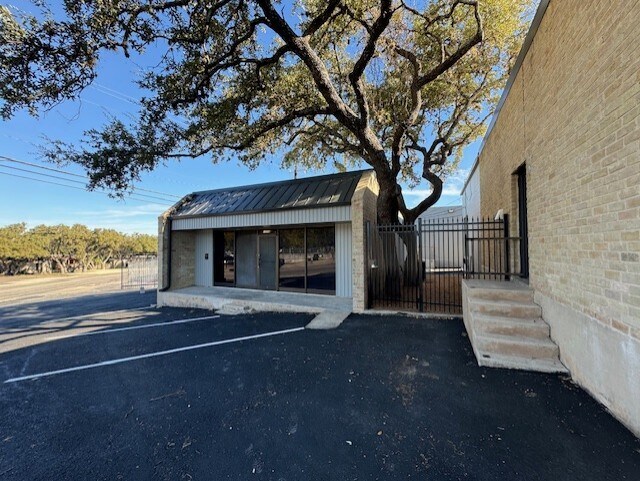 More Photos Of 11901 Warfield St, San Antonio Light Manufacturing For Sale