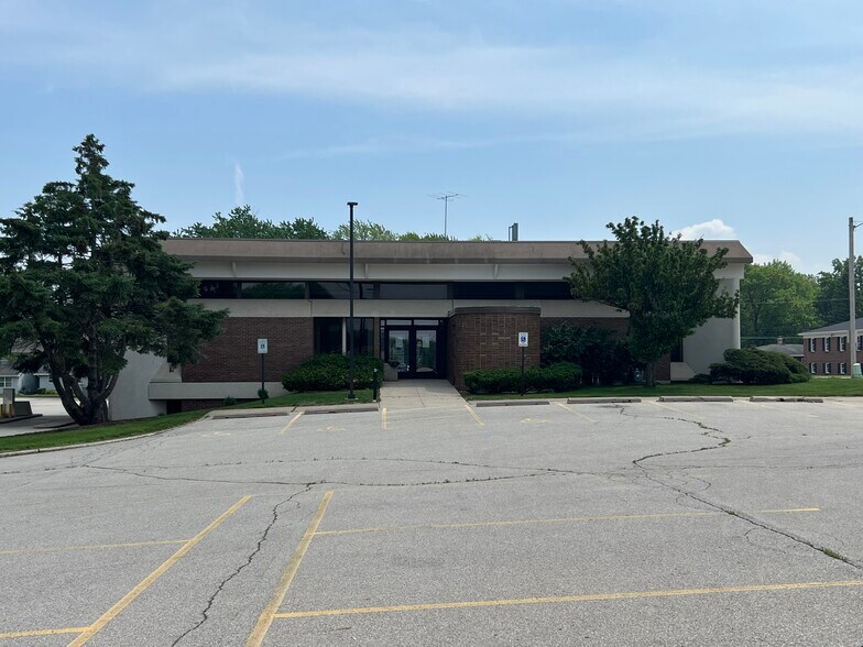 More Photos Of 908 S Fisk St, Green Bay Bank For Lease