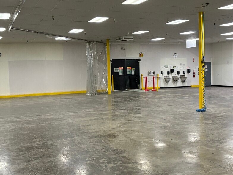 More Photos Of 100 Chamber Plz, Charleroi Supermarket For Lease