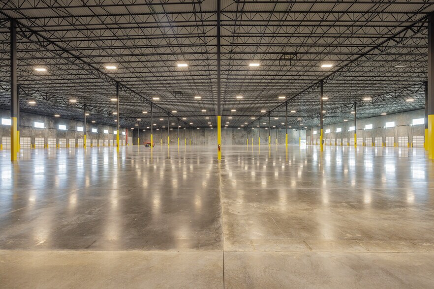 More Photos Of 4210 S Pipkin Rd, Lakeland Distribution For Lease