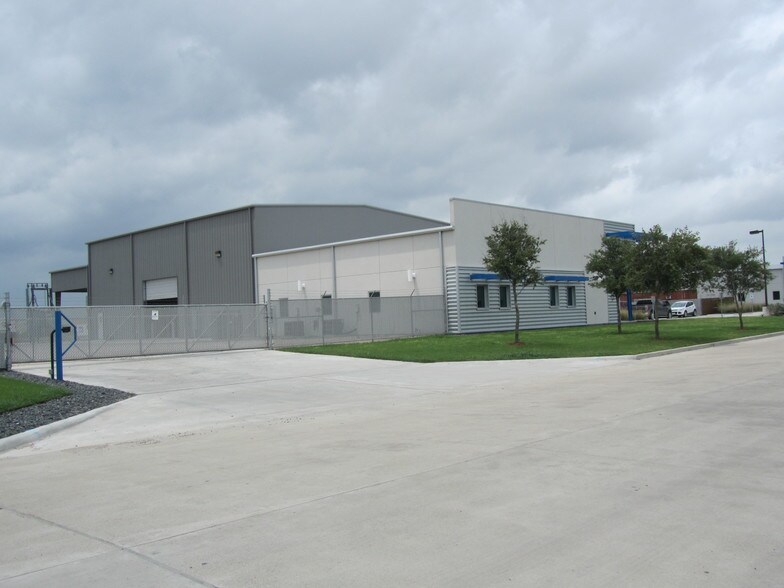 More Photos Of 1401 Cathead Rd, Corpus Christi Warehouse For Lease