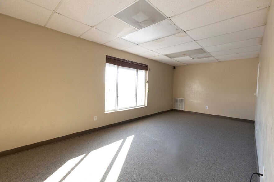 More Photos Of 1203 SE 9th Ter, Cape Coral Light Distribution For Lease