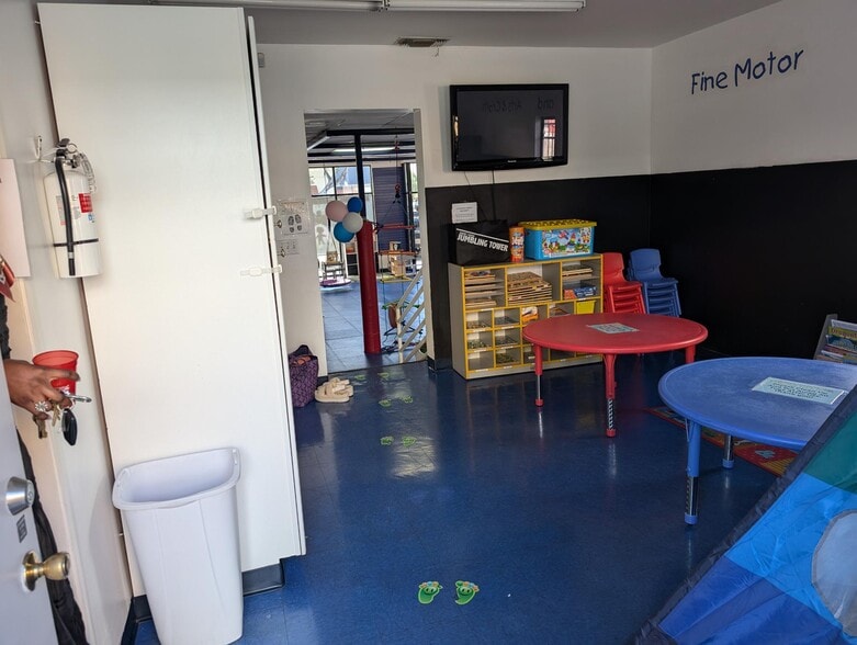 More Photos Of 1909 Santa Monica Blvd, Santa Monica Storefront For Lease