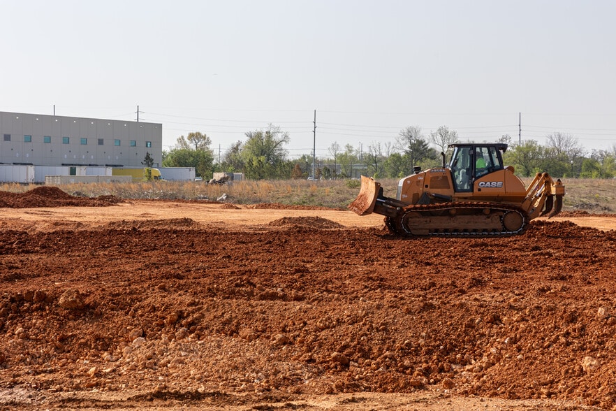 More Photos Of 5100 SW Regional Airport Blvd, Bentonville Warehouse For Lease