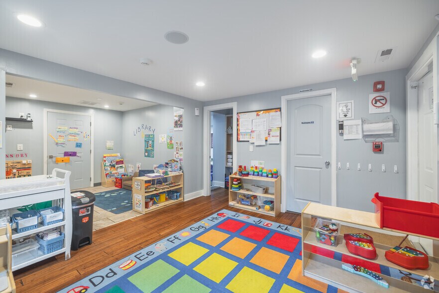 More Photos Of 24 Sycamore Ave, Charleston General Retail For Sale