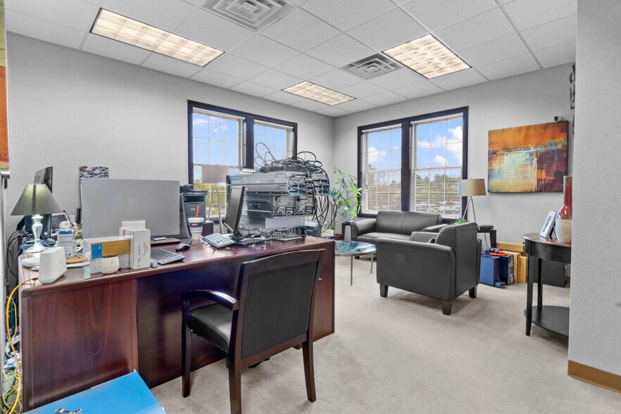 More Photos Of 9963 Crosspoint Blvd, Indianapolis Office For Sale