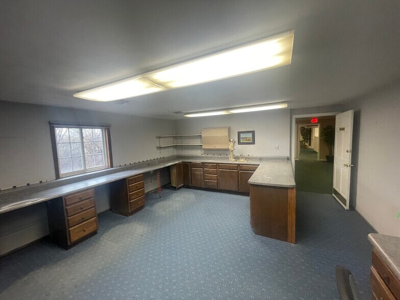 More Photos Of 630 S Green Bay Rd, Neenah Office For Sale