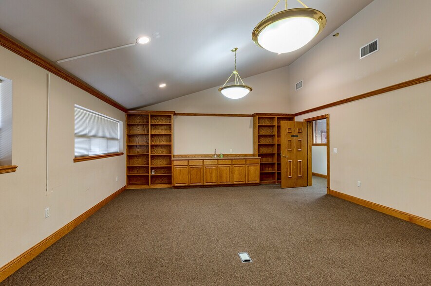 More Photos Of 717 Murphy Rd, Medford Medical For Sale