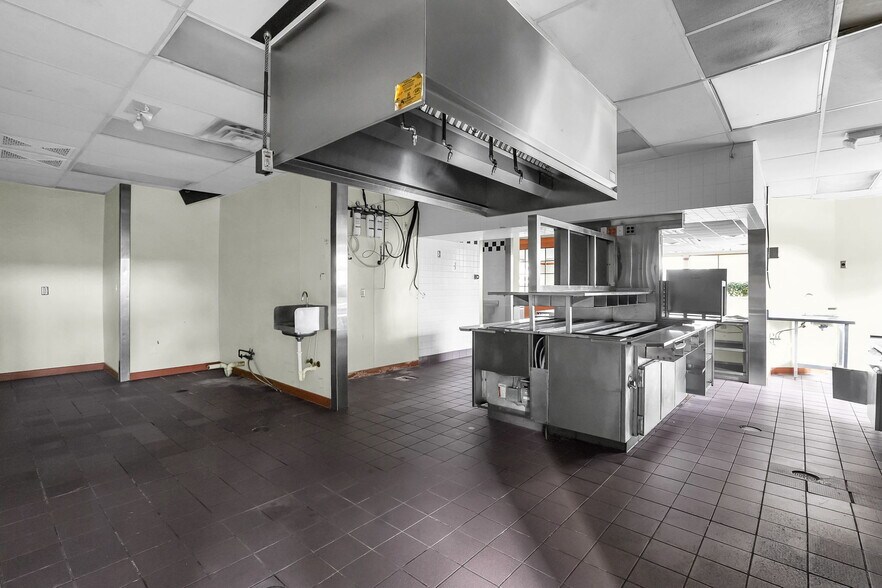 More Photos Of 50 Roberts Rd, Wilmington Fast Food For Lease