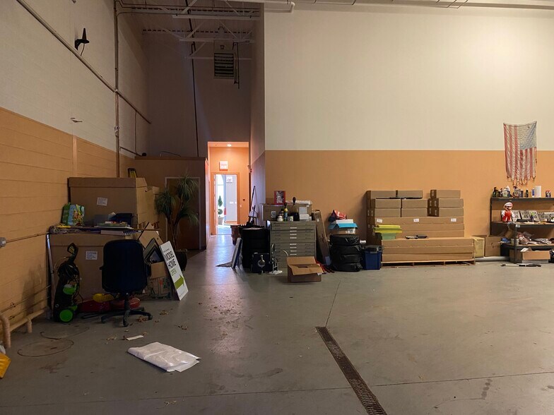More Photos Of 399 Wall St, Glendale Heights Warehouse For Lease