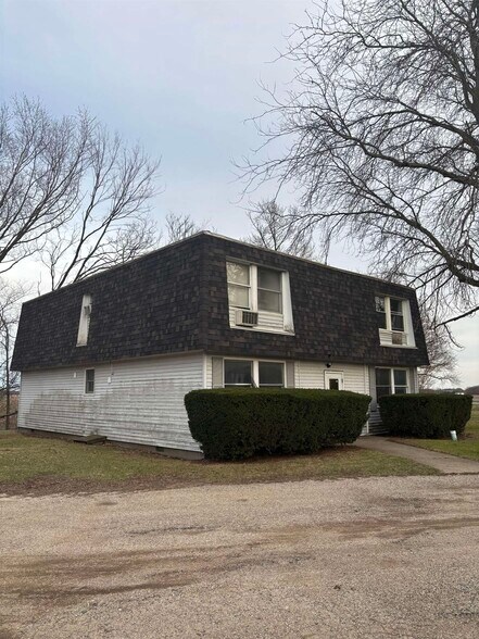 Primary Photo Of 421 E Knoxville St, Brimfield Apartments For Sale
