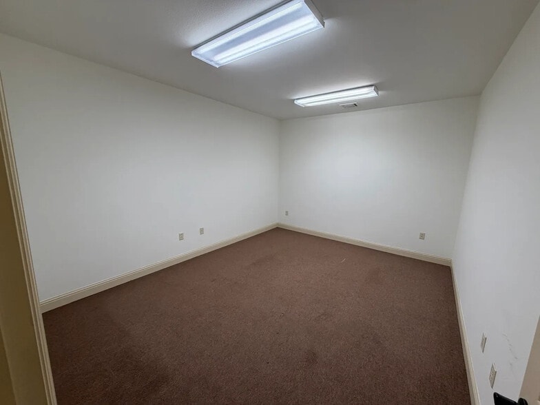 More Photos Of 2217 Martin Dr, Bedford Medical For Lease
