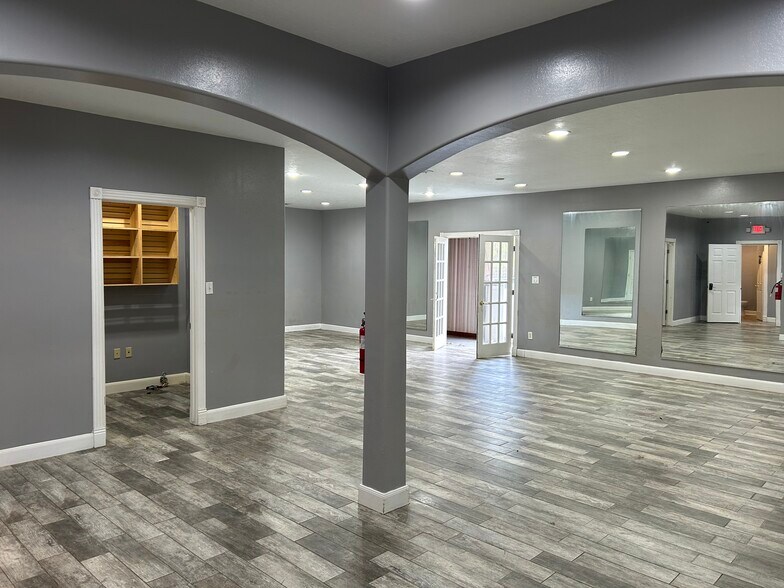 More Photos Of 10430 Fm 1097 Rd W, Willis Freestanding For Lease