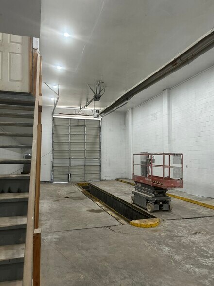 More Photos Of 225 N Highway 91, Summit Service For Lease