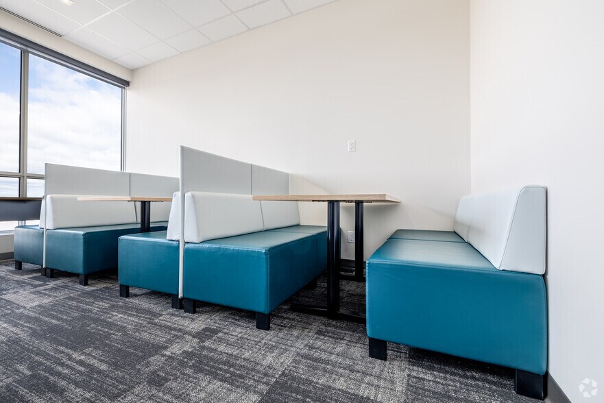 More Photos Of 4700-4702 Rue Louis-B.-Mayer, Laval Showroom For Sale