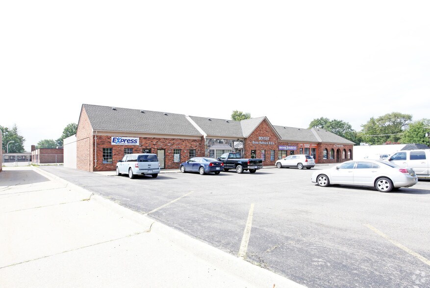 More Photos Of 16190-16236 E 13 Mile Rd, Roseville Freestanding For Lease