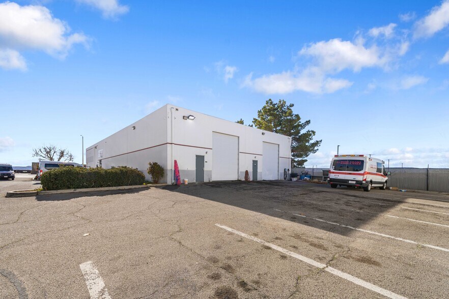 More Photos Of 647 W Avenue L 14, Lancaster Service For Lease