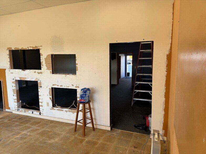 More Photos Of 6001 N US Highway 31, Whiteland Storefront For Lease