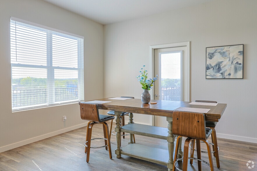 More Photos Of 109 N Lexington St, Manor Apartments For Lease