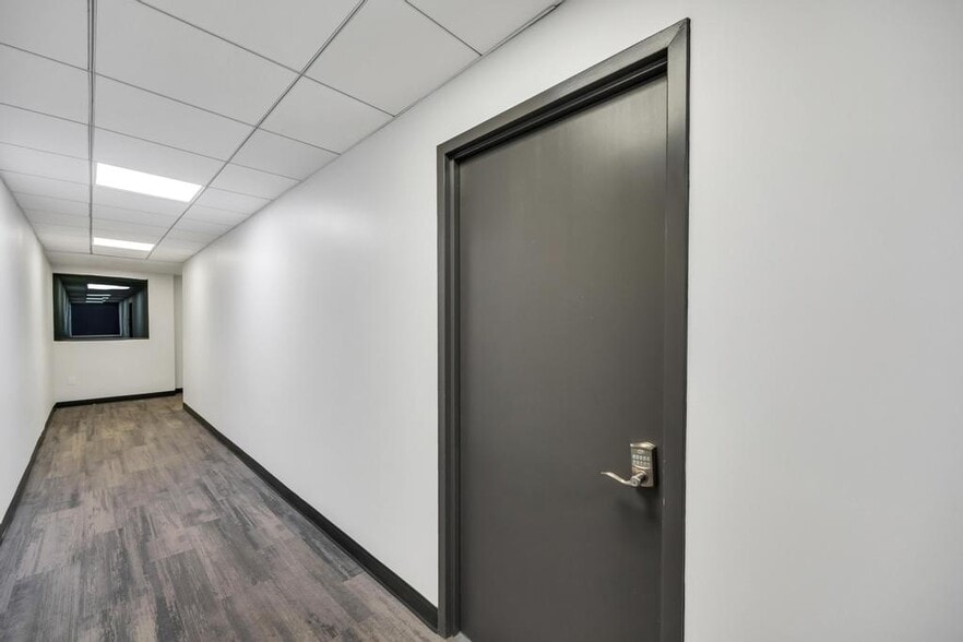 More Photos Of 1 Old Country Rd, Carle Place Office For Lease