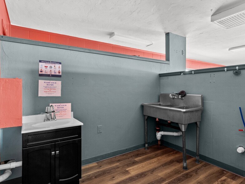 More Photos Of 1930 E Mason St, Green Bay Freestanding For Lease