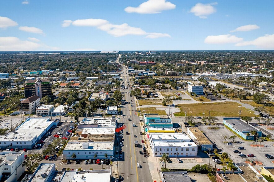 More Photos Of 141 W International Speedway Blvd, Daytona Beach Storefront For Sale