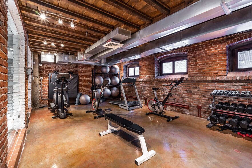 More Photos Of 1175-1183 Pl Du Frère-André, Montréal Office For Sale