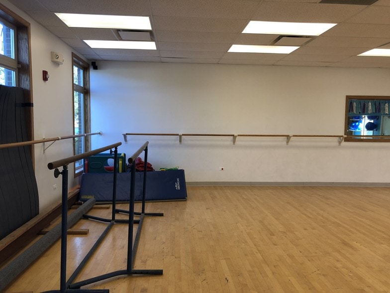 More Photos Of 608 E Veterans Pky, Yorkville Medical For Lease