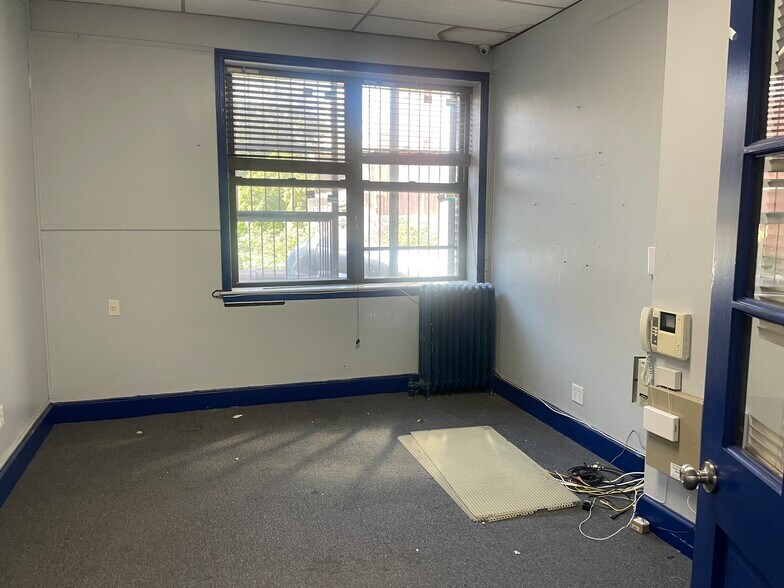 More Photos Of 3110 30th Ave, Astoria Storefront Retail Office For Lease