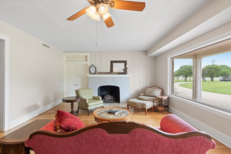 More Photos Of 53447 Highway 290, Hempstead Specialty For Sale