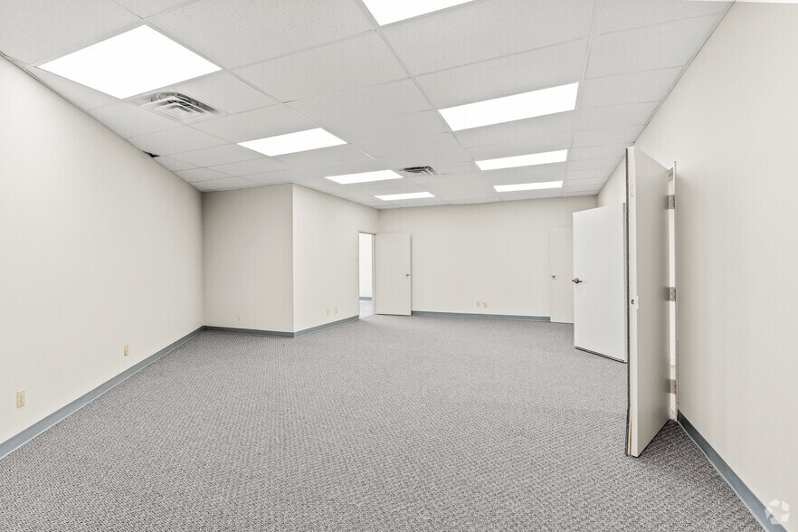 More Photos Of 1517 W Carrier Pky, Grand Prairie Research And Development For Lease