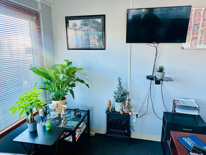 More Photos Of 1425 W Pembroke Ave, Hampton Auto Dealership For Sale