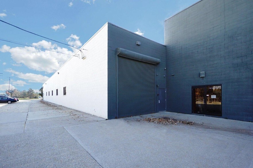 More Photos Of 1751-1761 E Lincoln St, Madison Heights Light Manufacturing For Lease