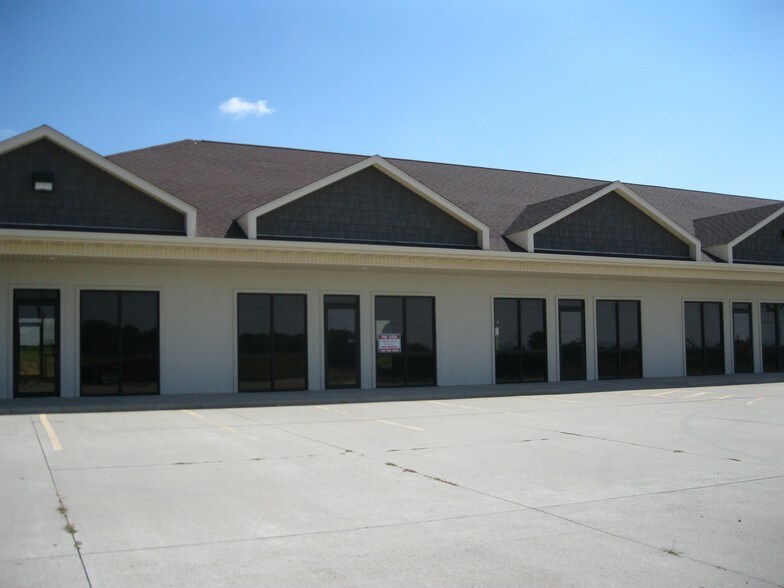 More Photos Of 800-814 Iowa Speedway Dr, Newton Office For Lease