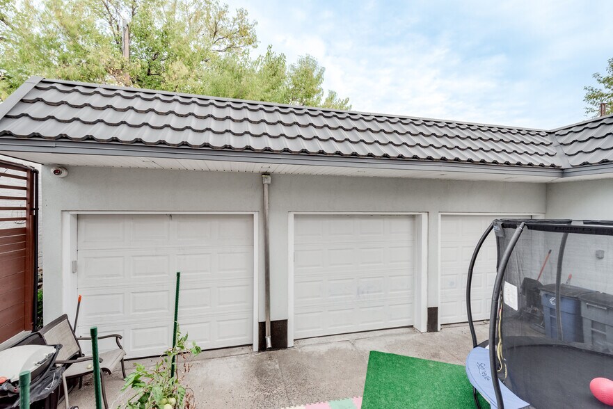 More Photos Of 2020 Bleecker St, Ridgewood Multifamily For Sale