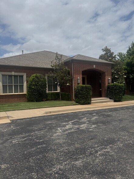 More Photos Of 7005 N Robinson Ave, Oklahoma City Office For Sale