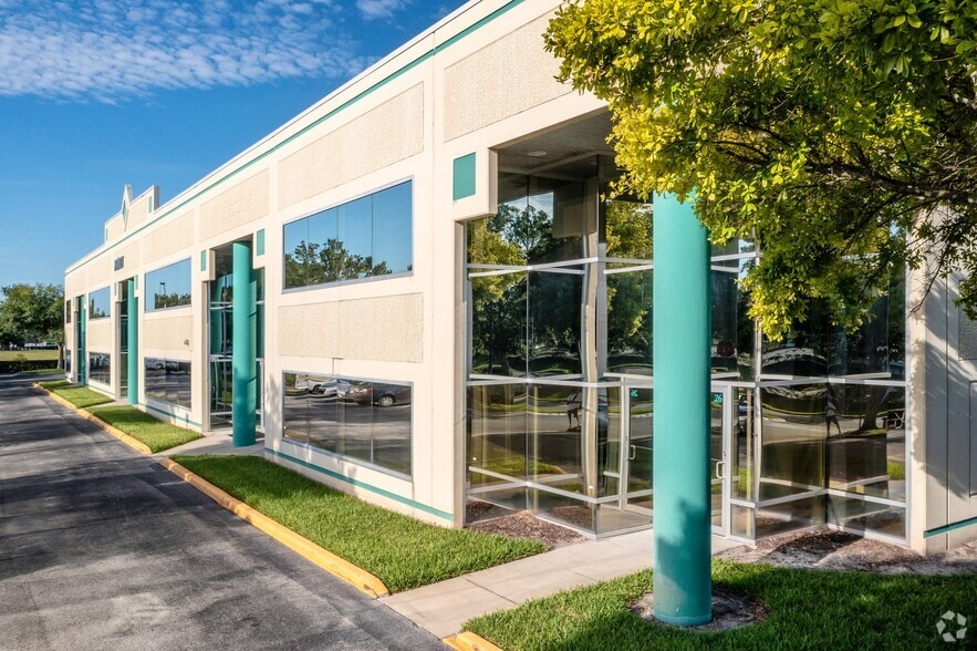 More Photos Of 7575 Kingspointe Pky, Orlando Showroom For Lease