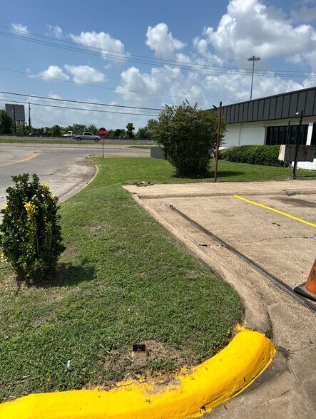 More Photos Of 13131 East Fwy, Houston Freestanding For Sale