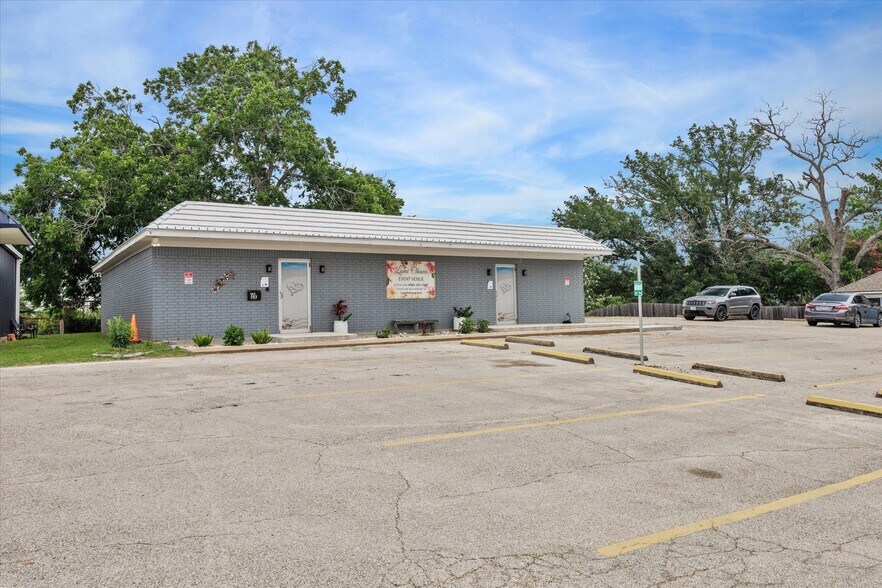 More Photos Of 303 E Academy St, Brenham Flex For Lease