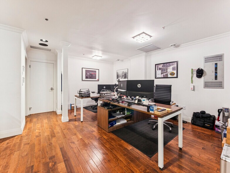 More Photos Of 175 W Beaver Creek Rd, Richmond Hill Light Distribution For Sale