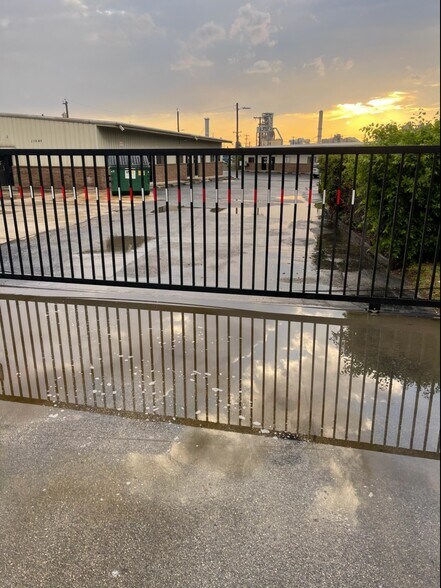 More Photos Of 11549 Old Perrin Beitel Rd, San Antonio Light Manufacturing For Lease