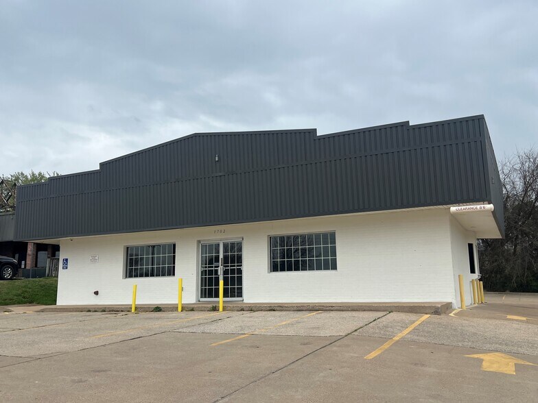 More Photos Of 1702 Santa Fe Dr, Weatherford Flex For Lease