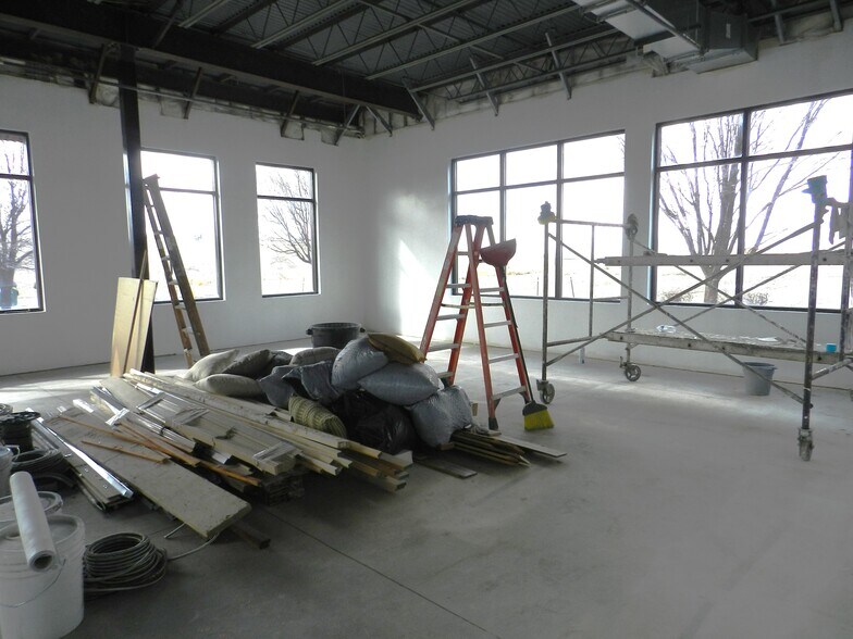 More Photos Of 1404 Hawk Pky, Montrose Medical For Lease