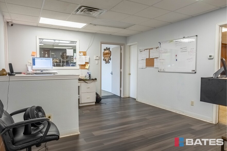 More Photos Of 1812 Garden Spring Dr, Dallas Warehouse For Sale